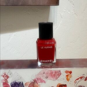 Limited Edition Chanel LE VERNIS
LONGWEAR NAIL COLOUR 
913 ROUGE INTEMPOREL RED